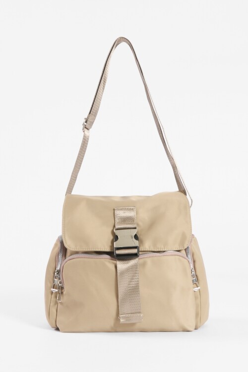 Bandolera de tela con tapa y hebilla beige