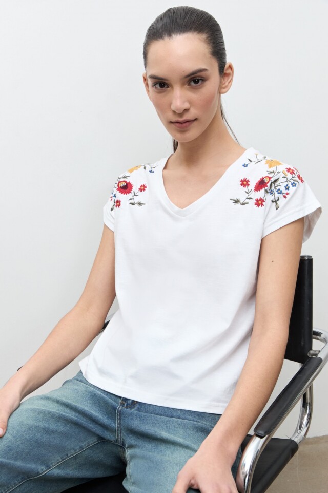PREVENTA Remera bordado floral multicolor blanco