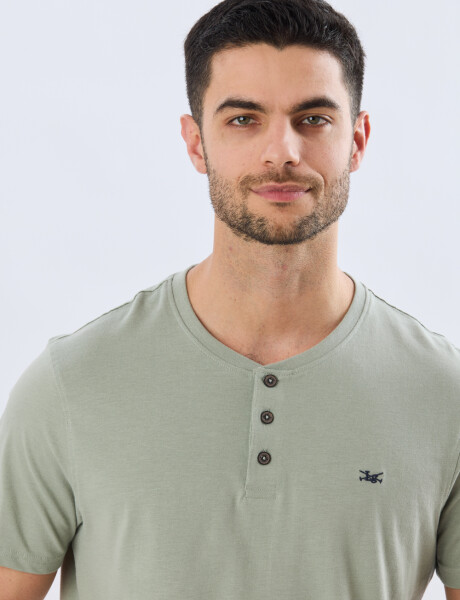 REMERA LISA DE ALGODÓN Pistacho