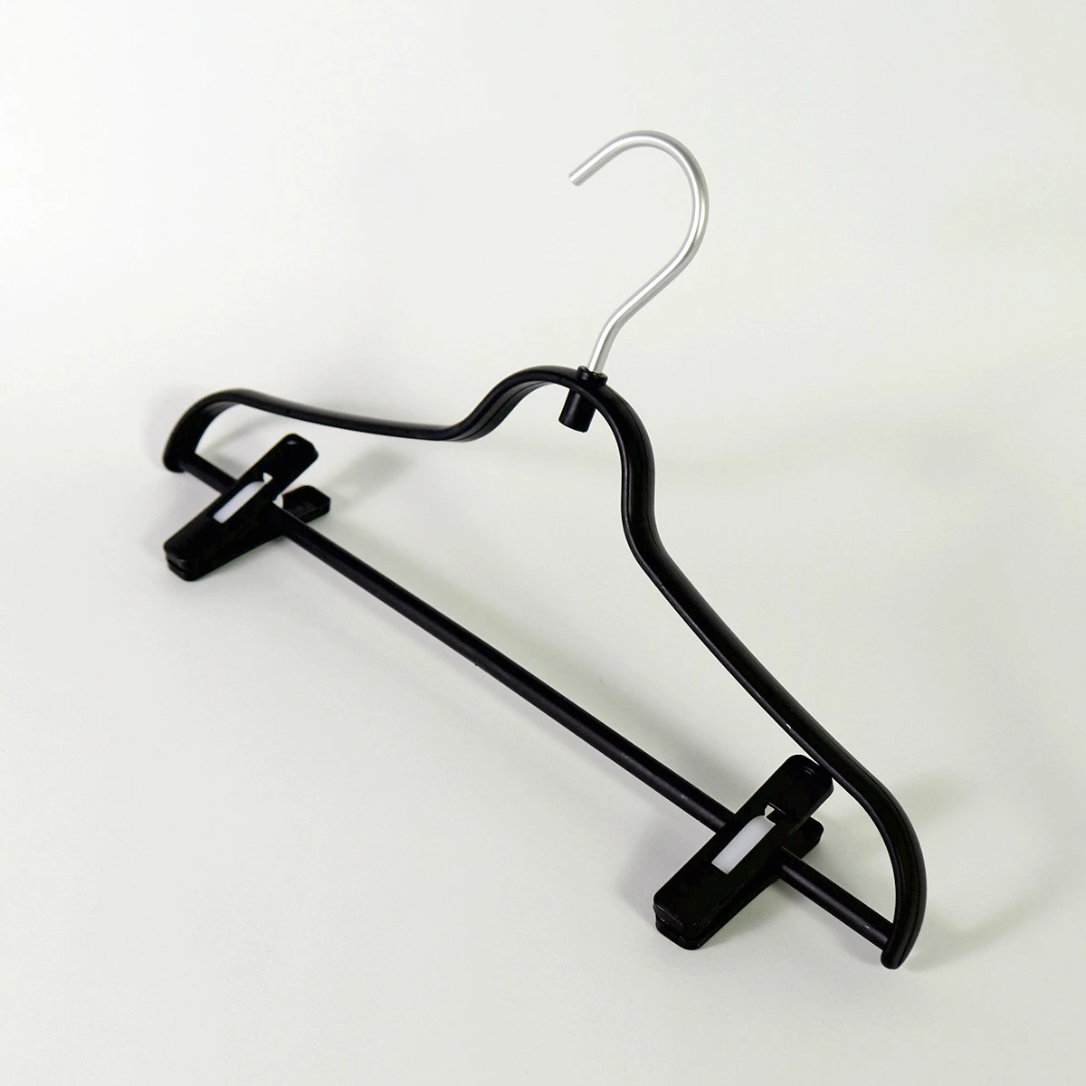PERCHA PLAST NEGRO C/GANCHO 40X22CM 