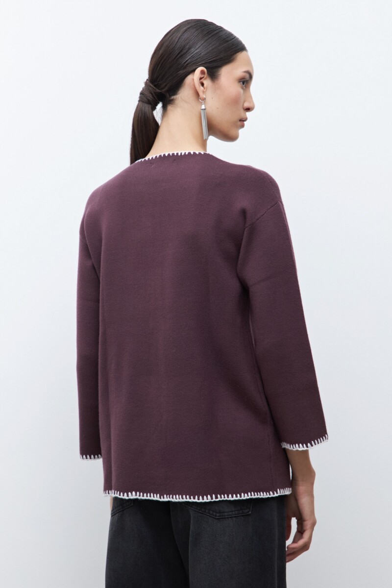 Sacón con bordado en contraste ciruela