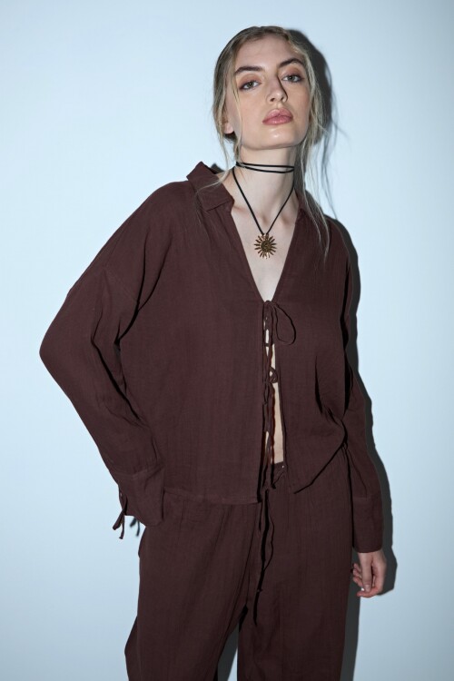 Camisa para atar marrón