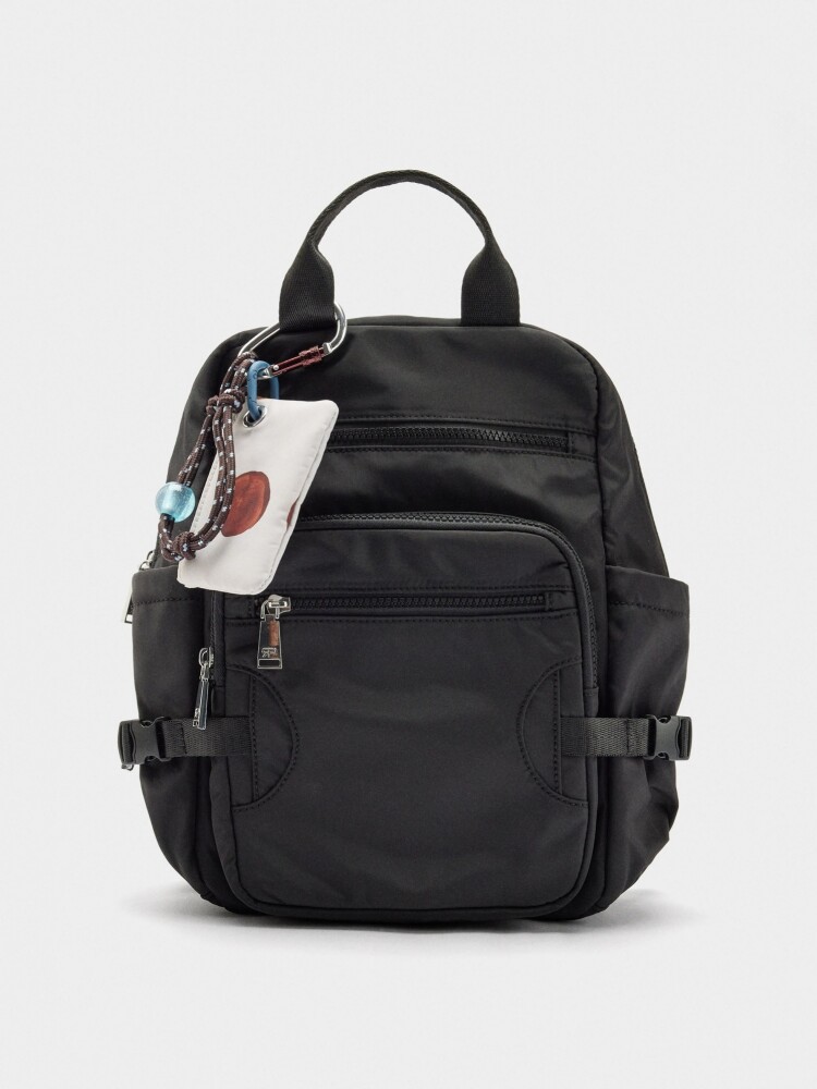 Mochila De Nylon Con Colgante negro