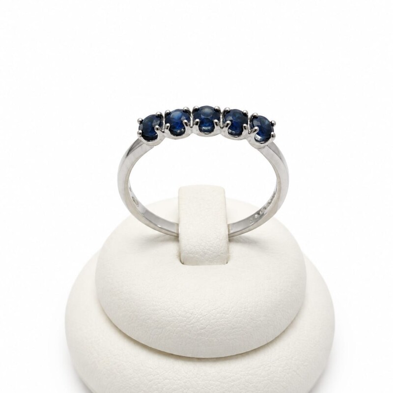 Anillo con zafiros en riel Anillo con zafiros en riel
