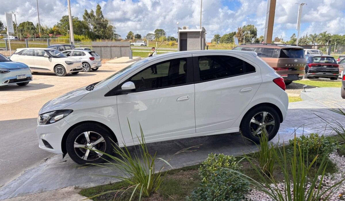 Chevrolet Onix LTZ AT - 2017 Chevrolet Onix LTZ AT - 2017