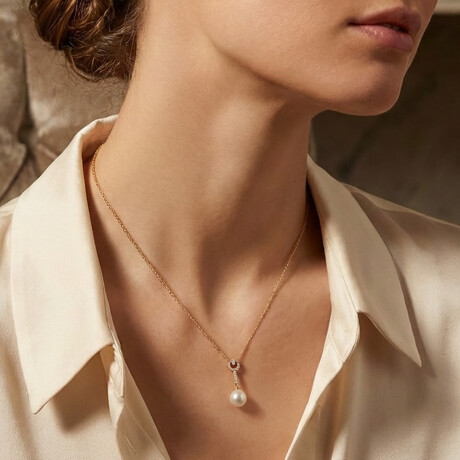 Colgante Serena de oro amarillo con perla y brillantes Colgante Serena de oro amarillo con perla y brillantes