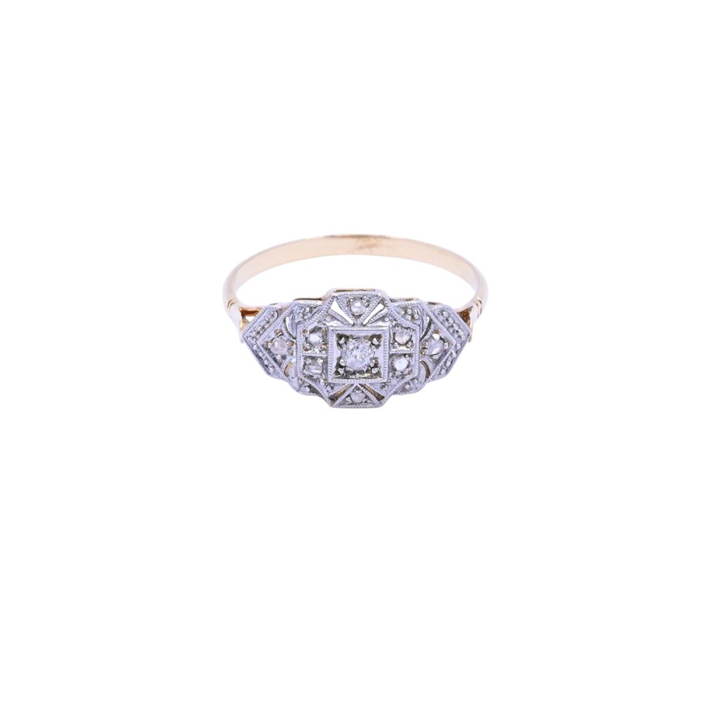 Anillo oro 18k antiguo con brillante central y diamantes. Anillo oro 18k antiguo con brillante central y diamantes.