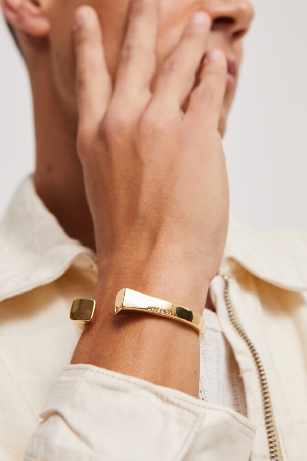 PULSERA RÍGIDA BAÑADA ORO 18K ACABADO LISO Y FORMA CUADRADA Pulsera