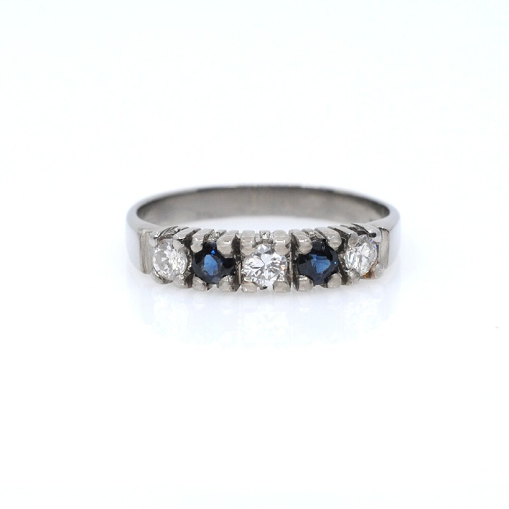 Anillo en oro 18k blanco brillantes y zafiros. Anillo en oro 18k blanco brillantes y zafiros.
