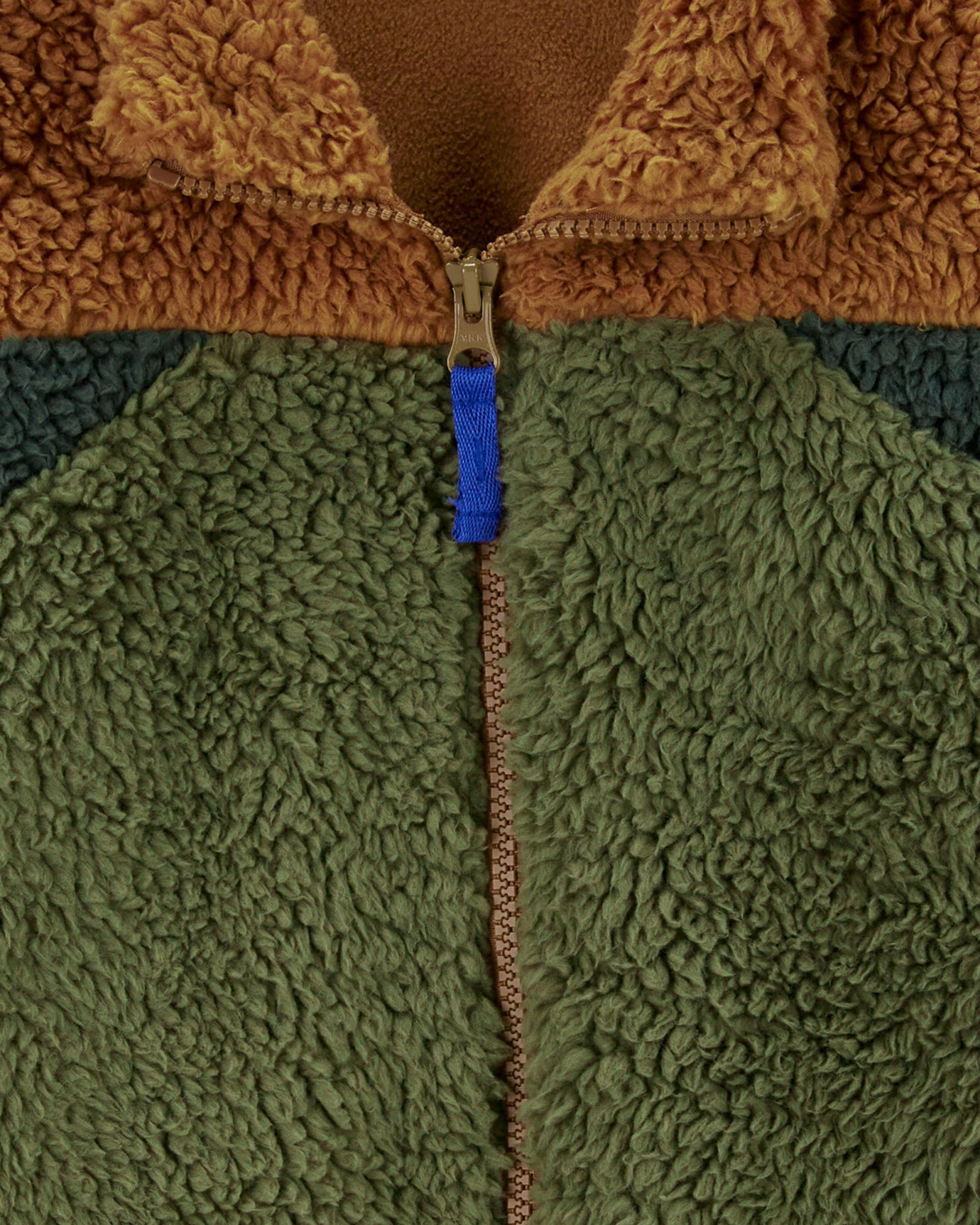Campera de sherpa, diseño colorblock. Talles 6-8 Sin color