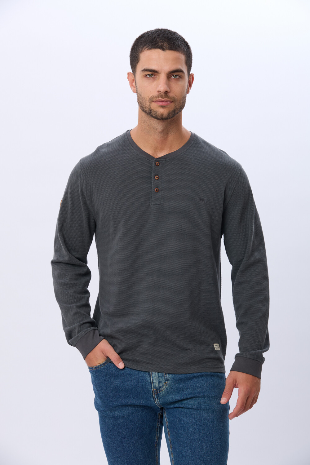 REMERA TEXTURADA DE ALGODÓN GRIS