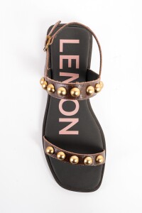 Sandalias De Cuero Con Tachas Chocolate
