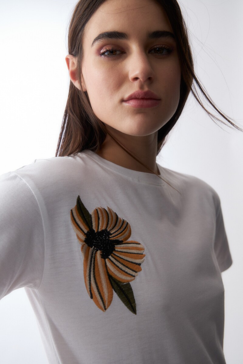 Remera con bordado blanco