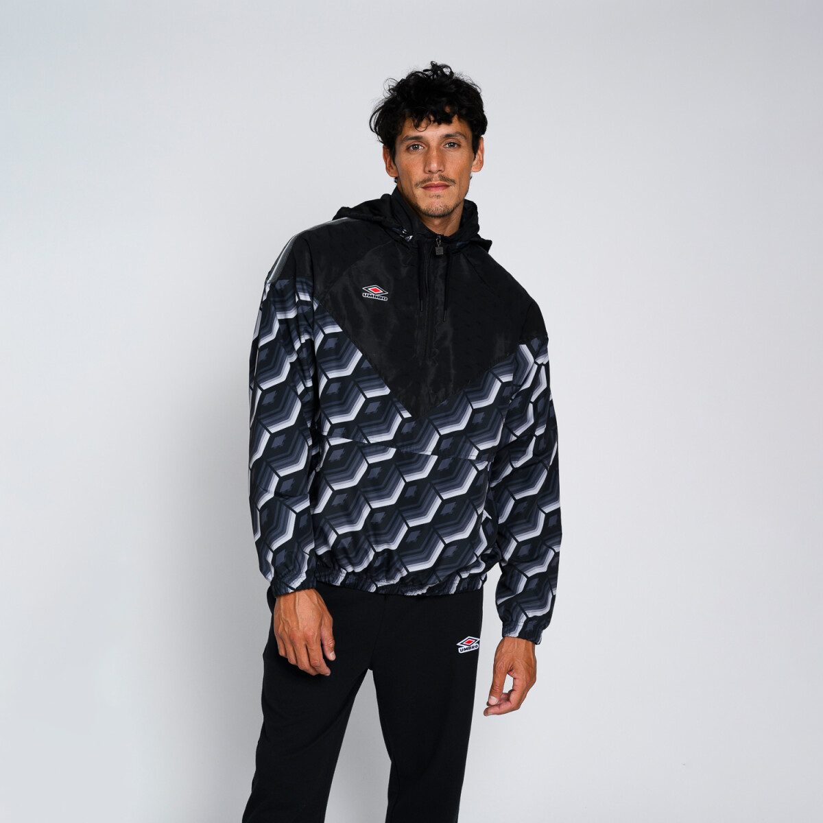 BUZO WINDBREAKER PANELLED Umbro Hombre - 002 