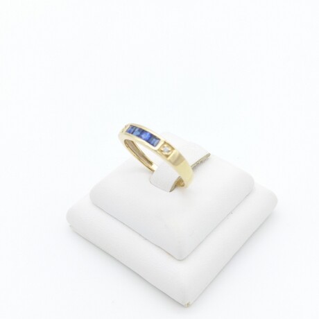Anillo de oro 18 ktes con zafiro azul y brillantes. Anillo de oro 18 ktes con zafiro azul y brillantes.