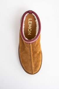 Zueco Gamuza Con Guarda Bordada Camel