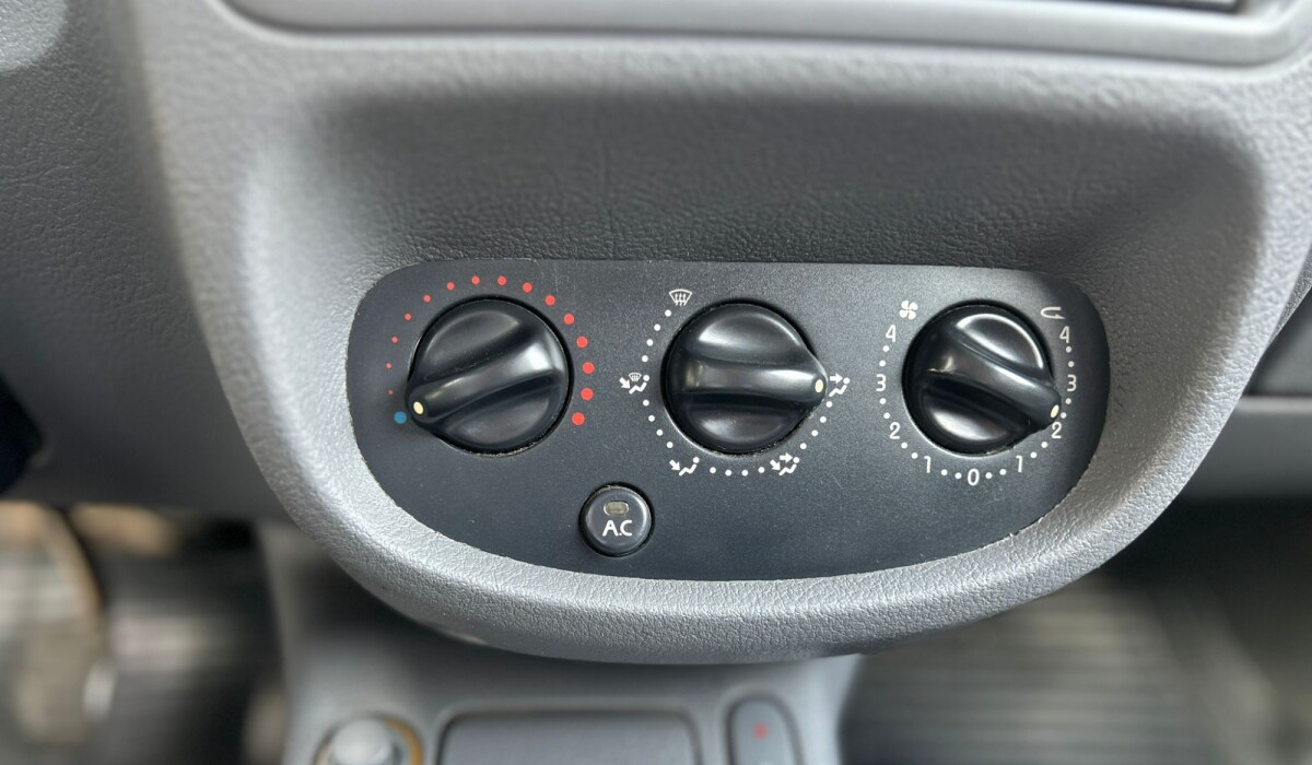 Renault Clio RT 1.6 - 2000 Renault Clio RT 1.6 - 2000