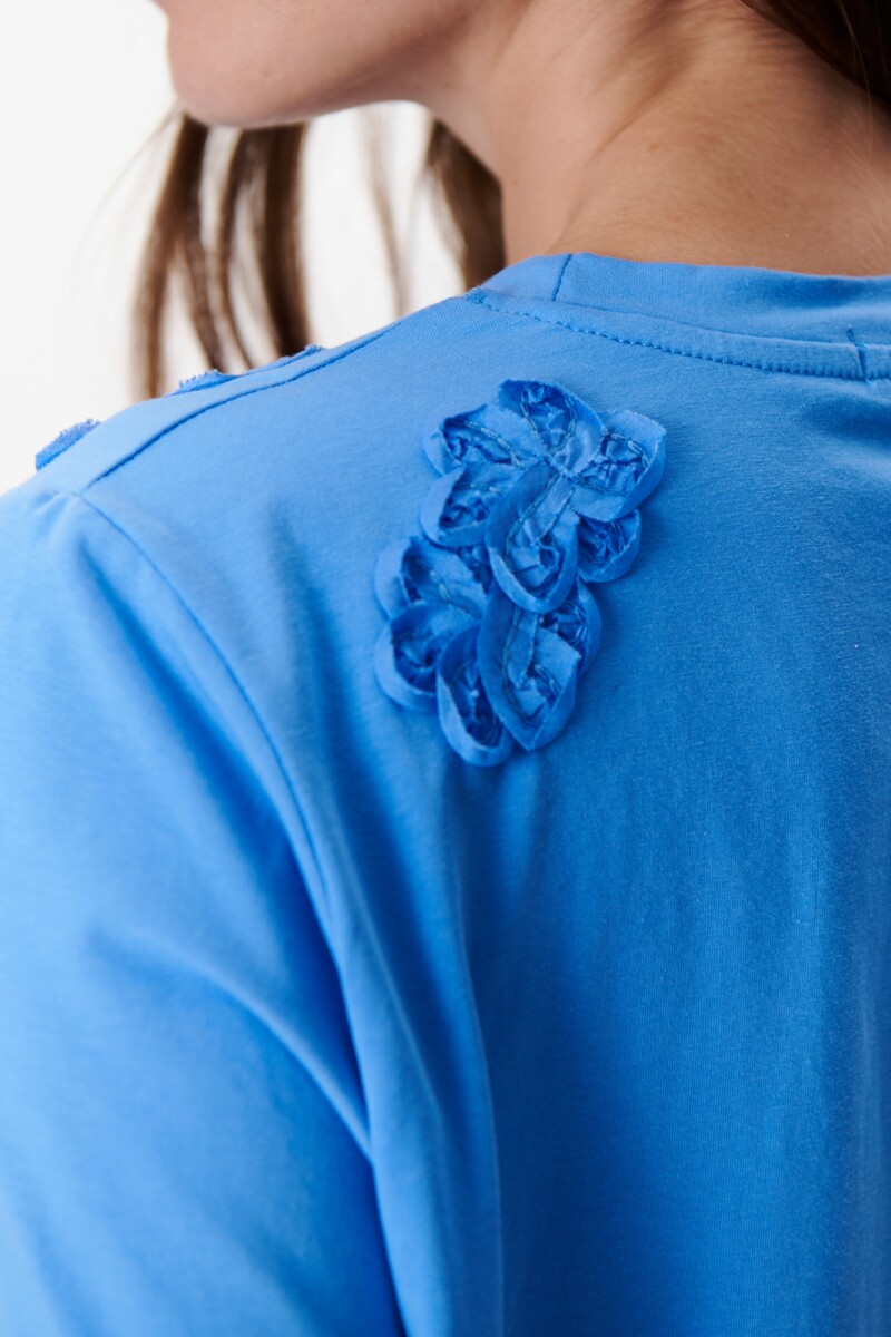 REMERA BLOOM AZUL