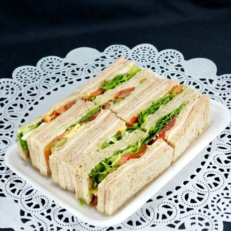 Sandwich triple olímpico. Bandeja de 8 unidades. Pan Negro