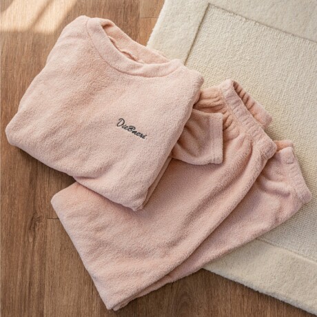 Pijama disponible en tono gris o rosado + pantufla clásica a elección Pijama disponible en tono gris o rosado + pantufla clásica a elección