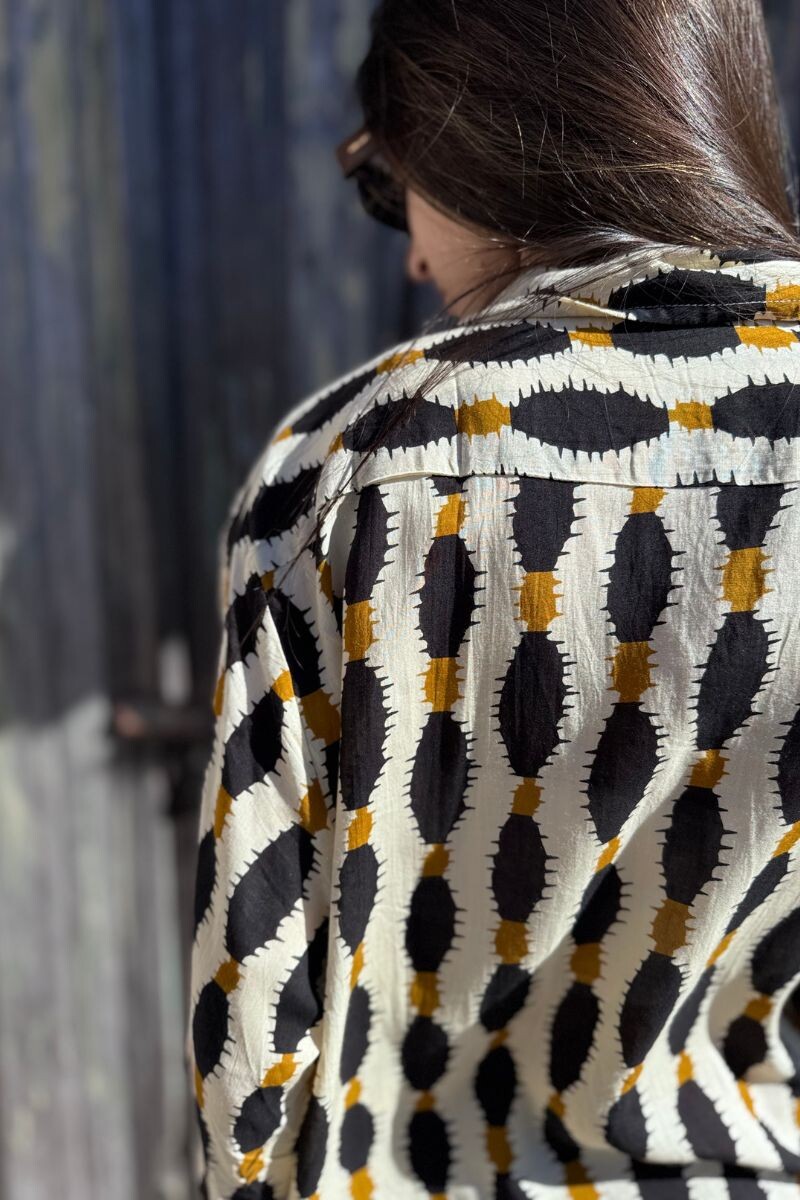 Camisa Flora Estampado negro, blanco y mostaza