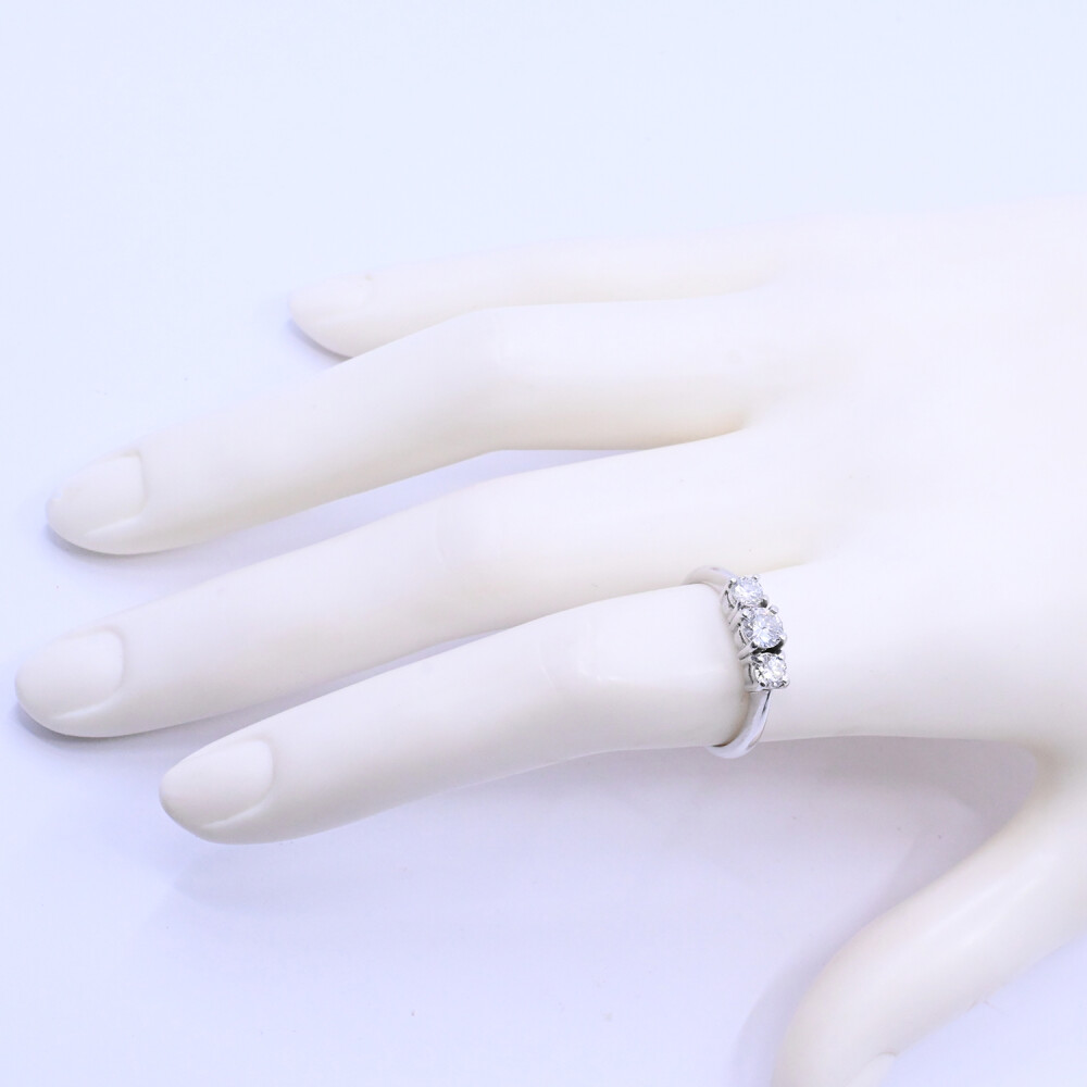 Anillo 18 k blanco con 3 brillantes engrace 4 puntas. Anillo 18 k blanco con 3 brillantes engrace 4 puntas.
