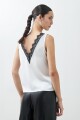 Top satinado escote V con encaje crudo