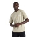 Remera New Balance de Hombre -Reimagined Graphic- MT51506OVN OLIVINE