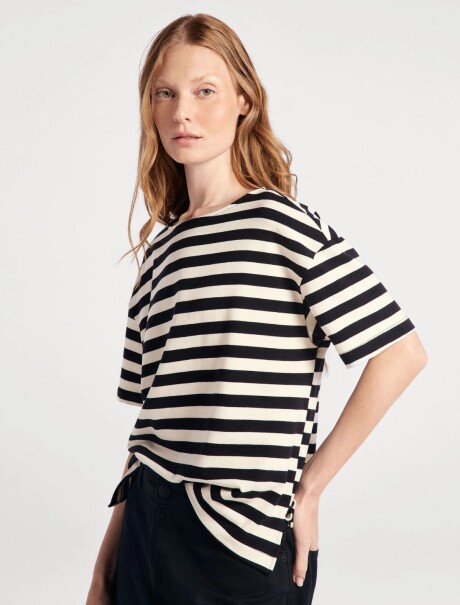 CAMISETA MODELO REGULAR A RAYAS MULTICOLOR