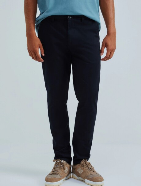 PANTALÓN MODELO CHINO SLIM NEGRO