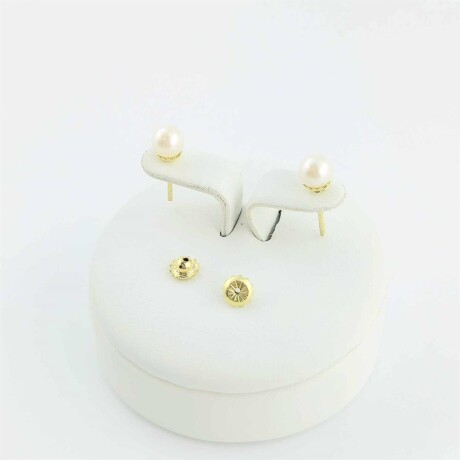 Par de caravanas de oro 18Ktes y perla de cultivo, 5 1/2 mm. Par de caravanas de oro 18Ktes y perla de cultivo, 5 1/2 mm.
