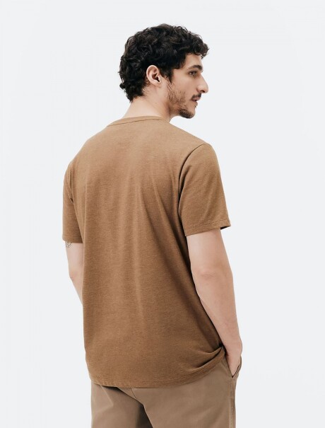 CAMISETA BÁSICA WORLD CUELLO EN V MARRÓN