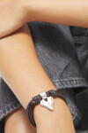 PULSERA MEZCLA DE HILO EFECTO SEDA CON CUERO MARRÓN Y DETALLE DE CORAZÓN BAÑADO EN PLATA DE LEY Pulsera