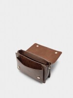 Bolso Bandolera Con Solapa Y Detalles De Piel marron