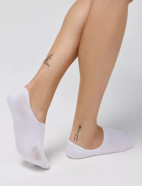 KIT CON 3 PARES DE MEDIAS TIPO SOQUETES UNISSEX BLANCO