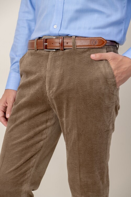Pantalón Corduroy classic fit Tostado