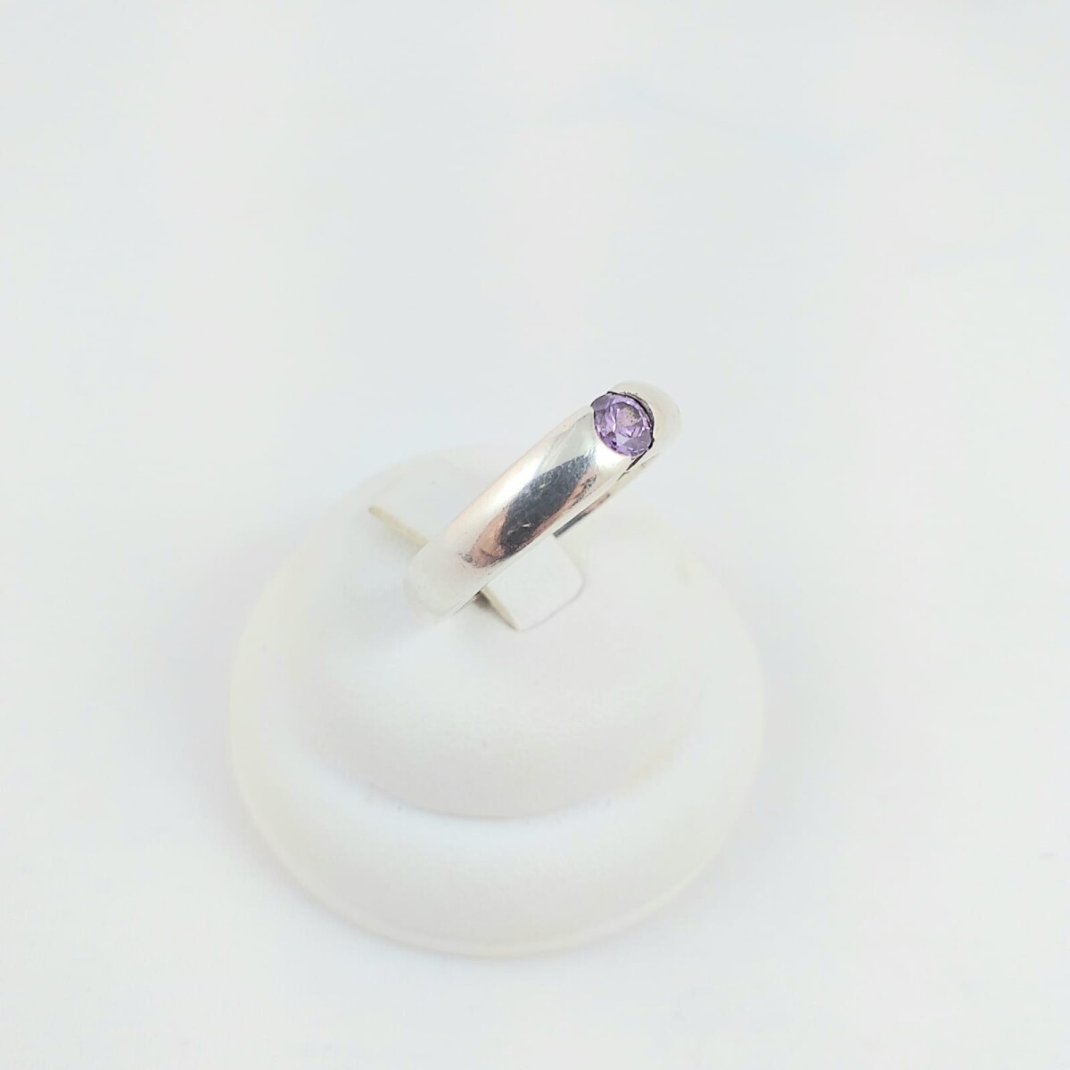 Anillo de plata 925, circonia violeta engarzada, ancho 4mm, diámetro interno 17mm #12. 
