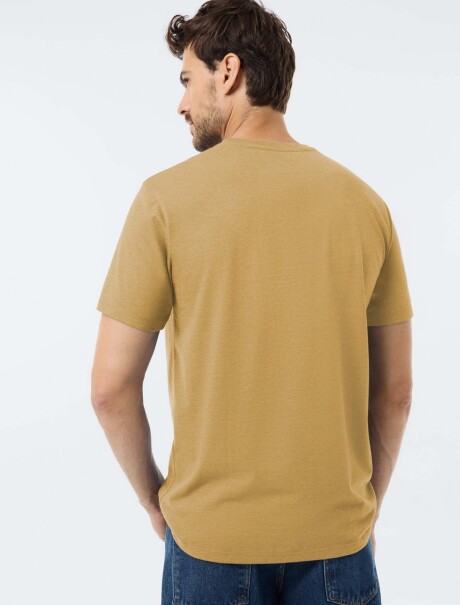 CAMISETA BÁSICA UNISSEX REGULAR WORLD MOSTAZA