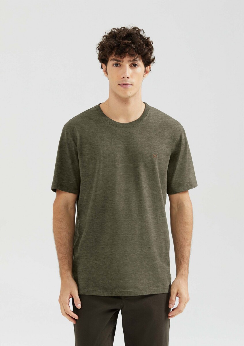 CAMISETA BÁSICA WORLD CON BORDADO - VERDE 