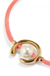 PULSERA DE HILO FUCSIA CON PERLA SHELL FORNITURA BAÑADA EN ORO 18K. Pulsera