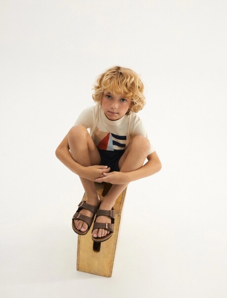 CAMISETA INFANTIL CON ESTAMPA BEIGE