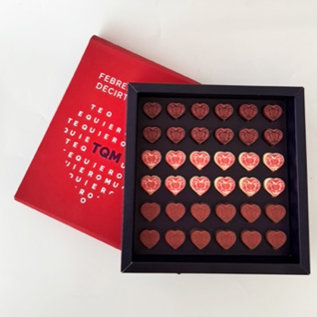 CAJA 36 BOMBONES CORAZÓN 3 SABORES / amargo 58% DDL almendrado; leche 37% frambuesa; blanco 31% ganache 70% 