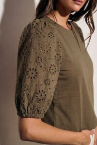 Remera Manga Globo Broderie Oliva