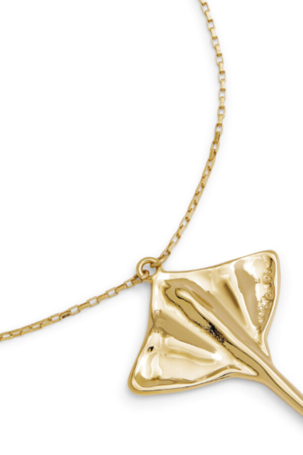 COLGANTE DE CADENA CORTA ALEACIÓN DE METALES BAÑADO EN ORO 18K CON MANTARRAYA Colgante