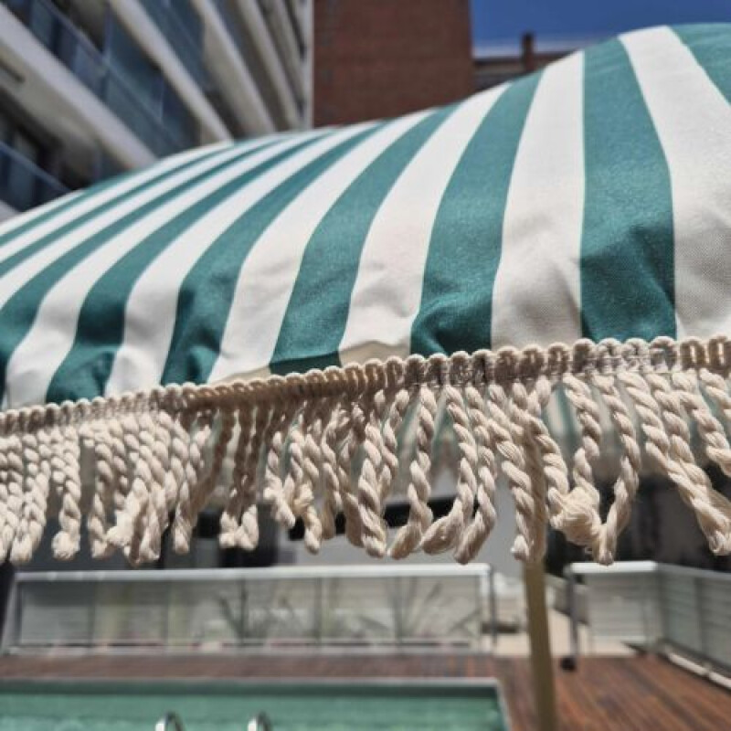 Sombrilla en madera rayada con flecos Sombrilla En Madera Rayada Con Flecos