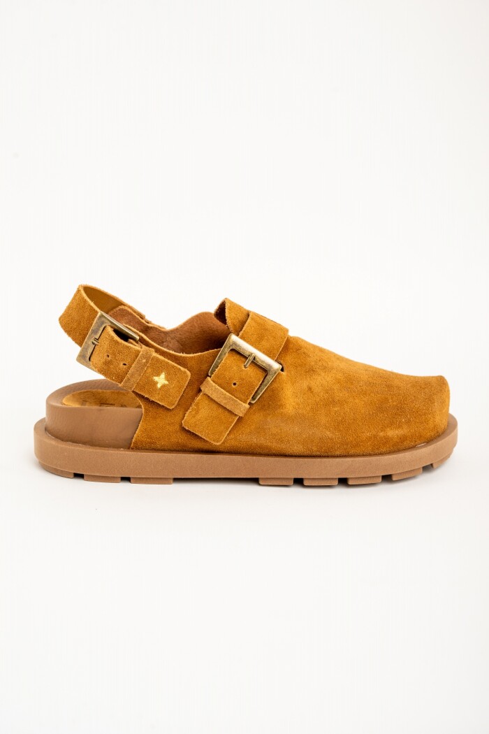 Zueco Gamuza Con Hebillas Camel