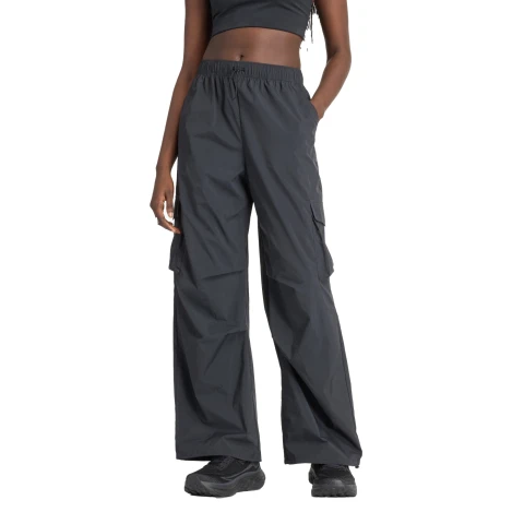 Pantalón New Balance de Dama - NYLON CARGO - WP43534BK BLACK