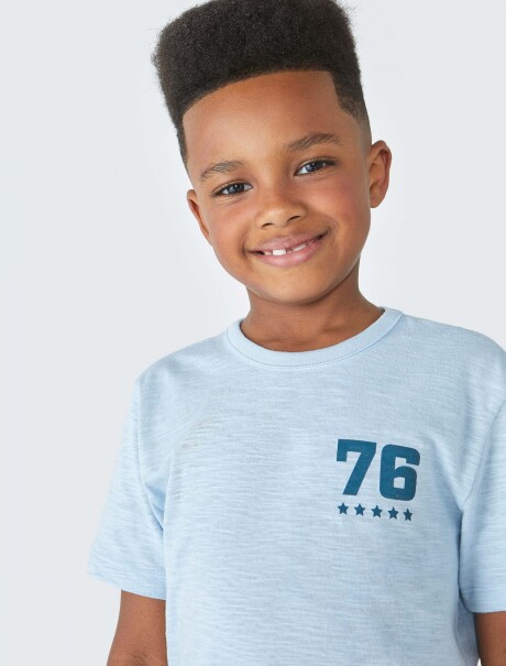 CAMISETA INFANTIL ESTAMPADA CELESTE