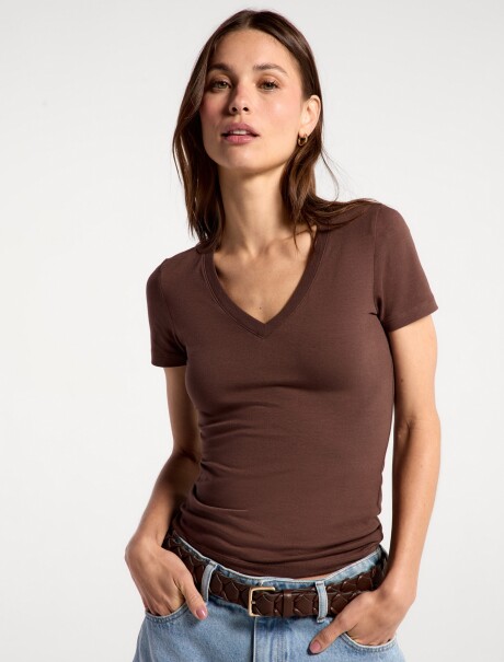 CAMISETA BÁSICA SLIM CUELLO EN V MARRÓN