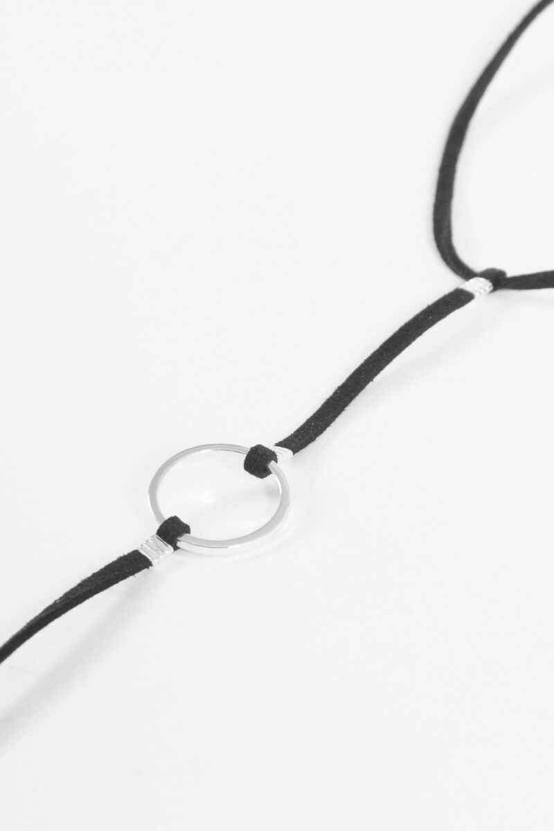 Collar cordón cuentas metálicas negro